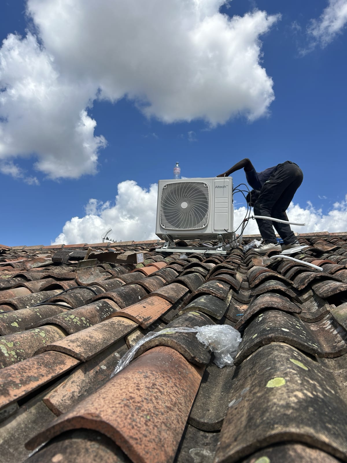 Pose d'un groupe extérieur de climatisation sur une toiture à Bordeaux